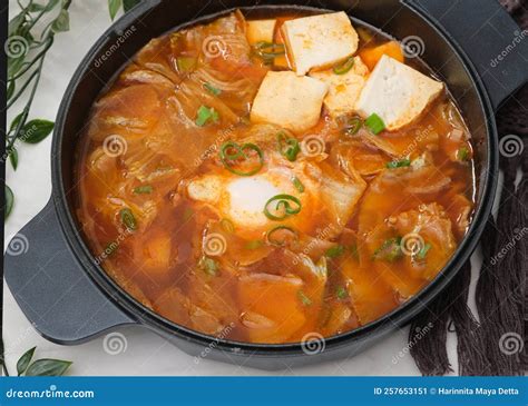  Wuzhou Silken Tofu Soup: En Krämig Dröm Fylld Med Umami-Rikt Smör och Krispiga Grönsaker!